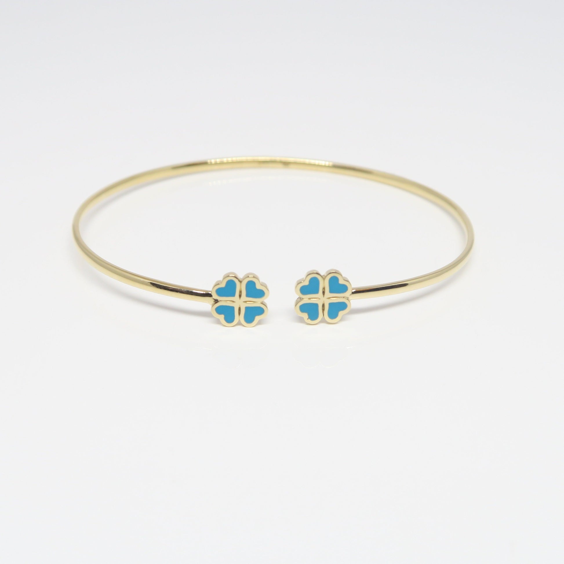 MORA bijoux bracelet jonc en or 18 carats orné de deux trèfles à quatre feuilles émaillées turquoise en forme de coeur à chaque extrémité